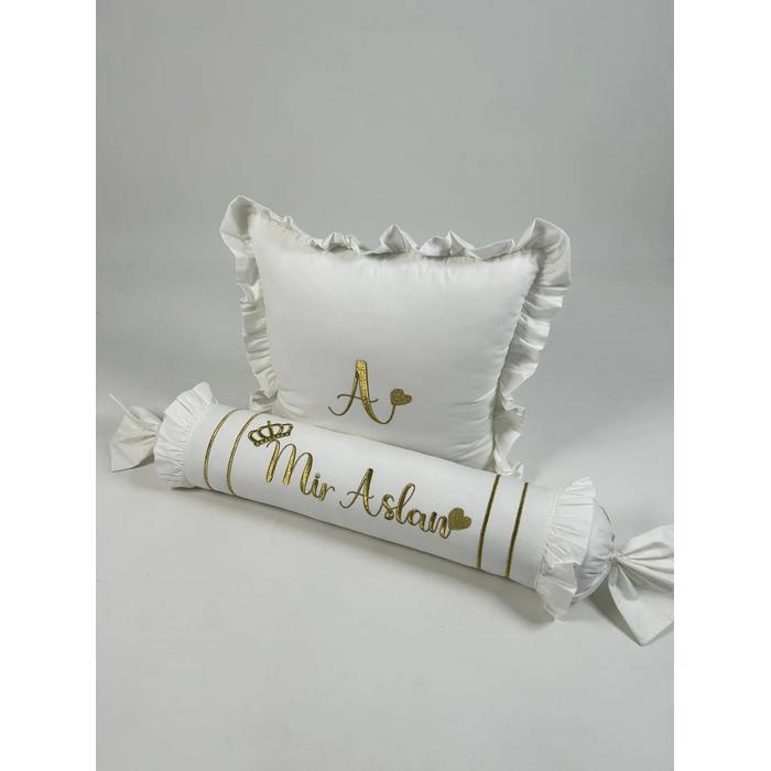 İsim işlemeli fırfırlı kare ve şeker yastık 5