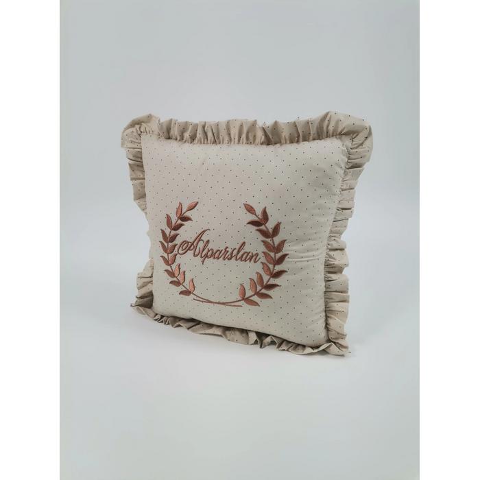 İsim ve defne yaprağı işlemeli fırfırlı süs yastık