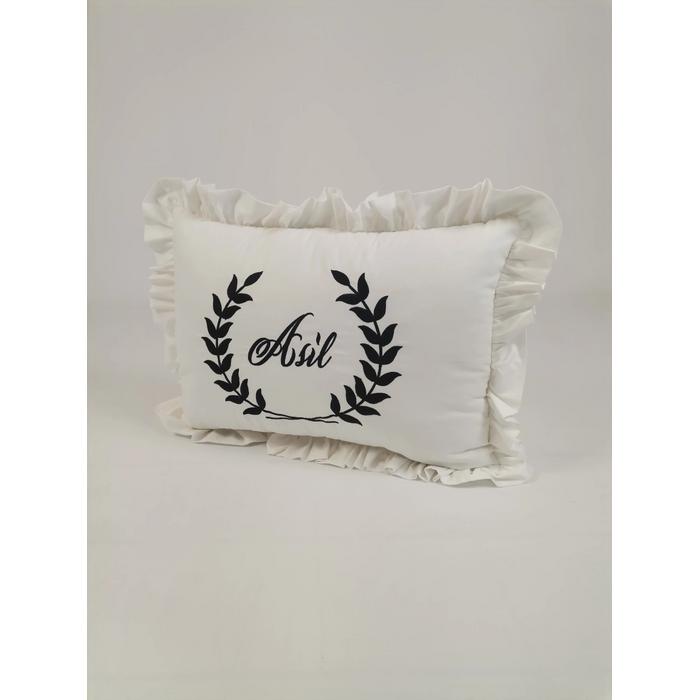 İsim ve defne yaprağı işlemeli fırfırlı süs yastık 2