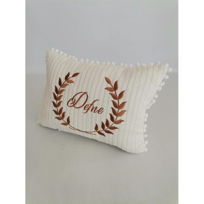 İsim ve defne yaprağı işlemeli ponponlu süs yastık 2