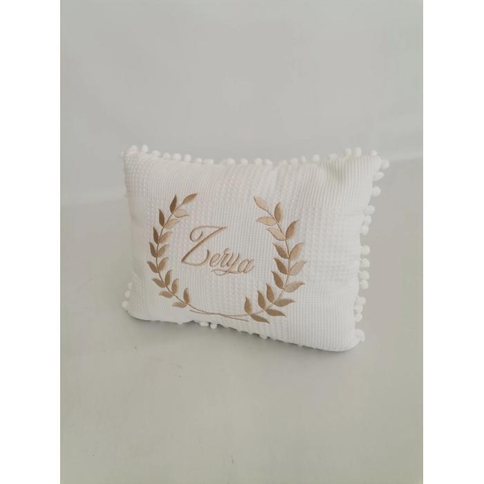 İsim ve defne yaprağı işlemeli ponponlu süs yastık 3