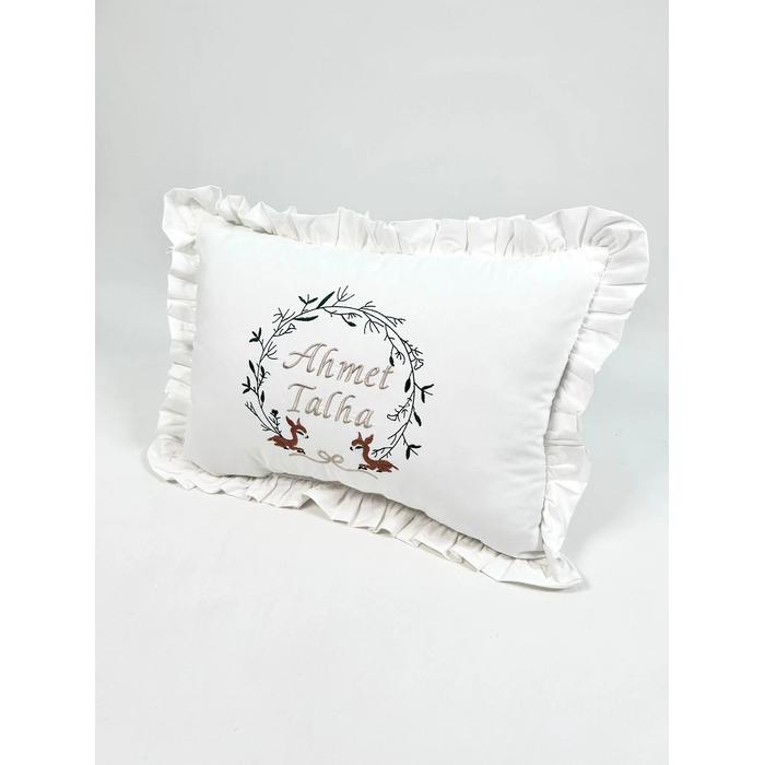 İsim ve desen işlemeli fırfırlı battaniye ve yastık