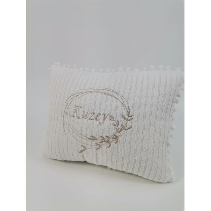 İsim ve desen işlemeli ponponlu süs yastık