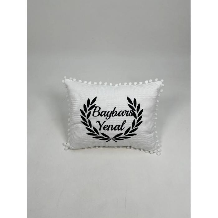 İsim ve desen işlemeli ponponlu süs yastık 2