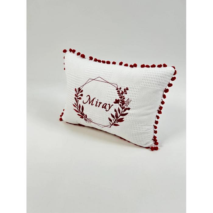 İsim ve nakış işlemeli ponponlu süs yastık