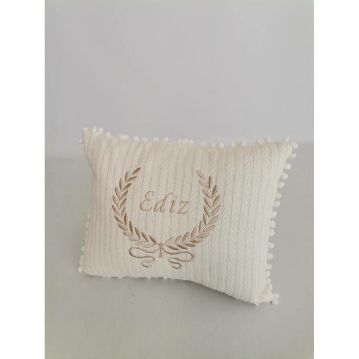 İsim ve zeytin dalı işlemeli ponponlu süs yastık