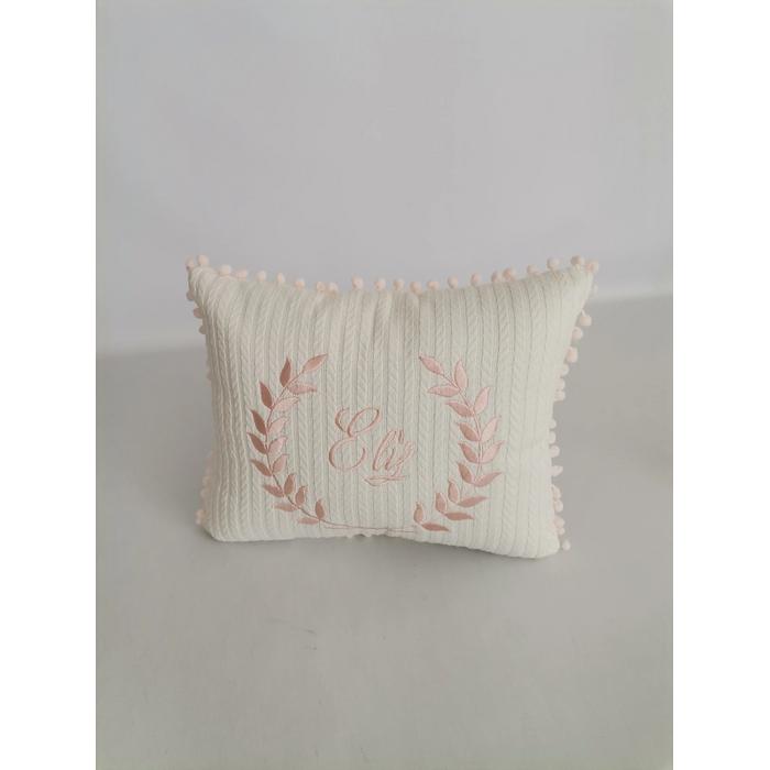 İsim ve defne yaprağı işlemeli ponponlu süs yastık