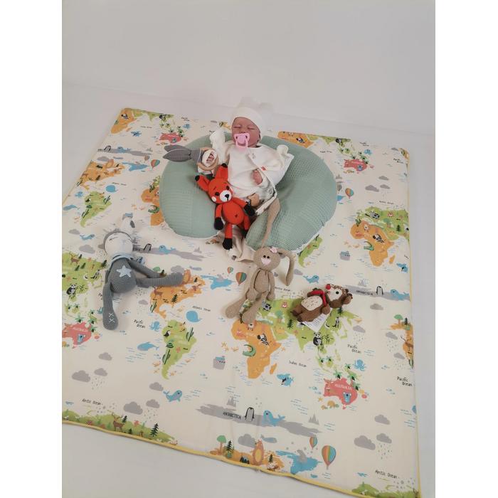 Oyun matı kare  sevimli hayvanlar dünya haritalı gri biyeli