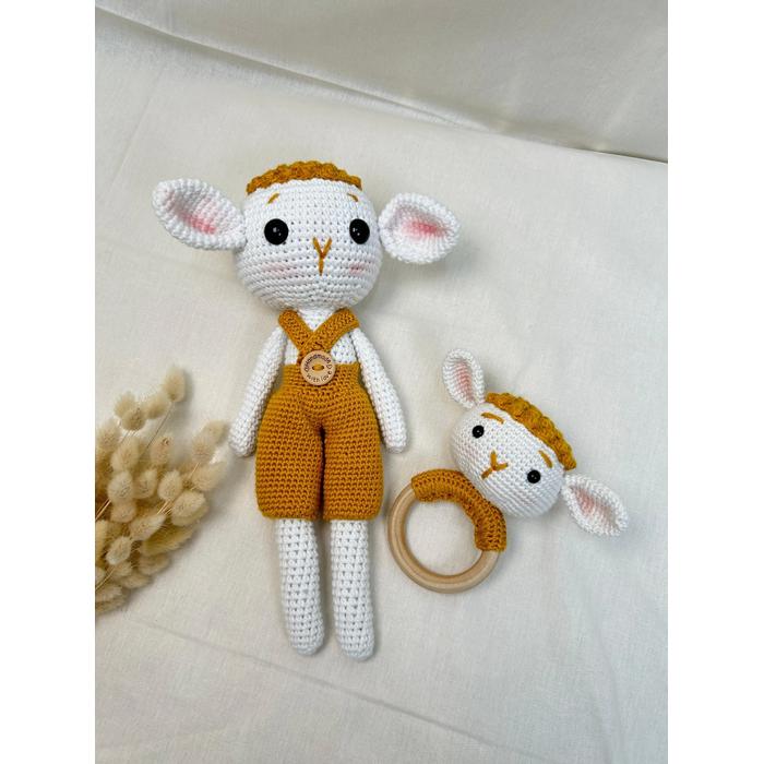 Amigurumi oyuncak hardal rengi tulumlu sevimli kuzu ve diş kaşıyıcı