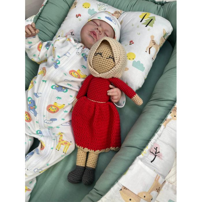 Amigurumi oyuncak kırmızı elbiseli tesettürlü bebek