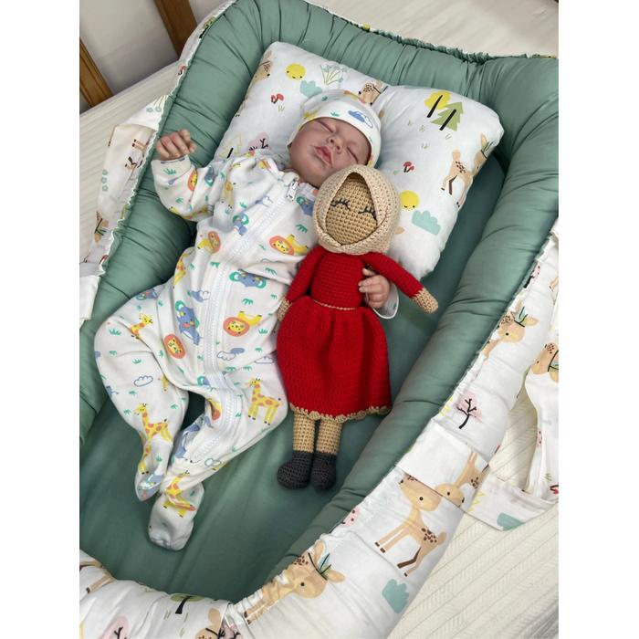 Amigurumi oyuncak kırmızı elbiseli tesettürlü bebek