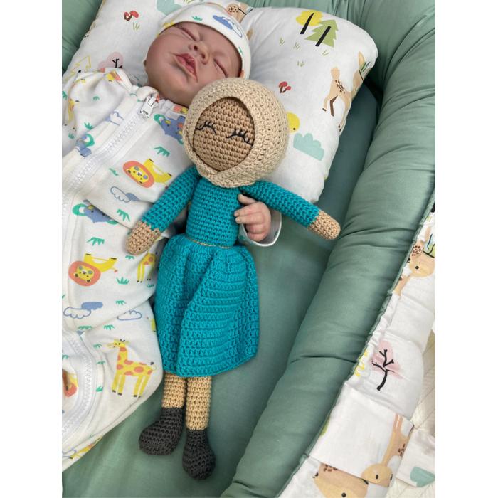 Amigurumi oyuncak mavi elbiseli tesettürlü bebek