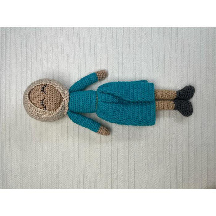 Amigurumi oyuncak mavi elbiseli tesettürlü bebek