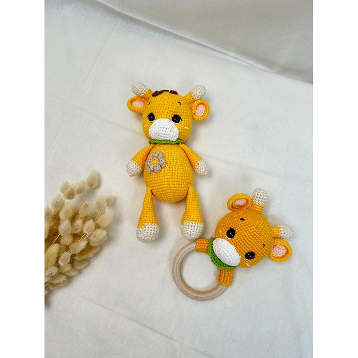 Amigurumi oyuncak sarı tulumlu sevimli inek ve diş kaşıyıcı