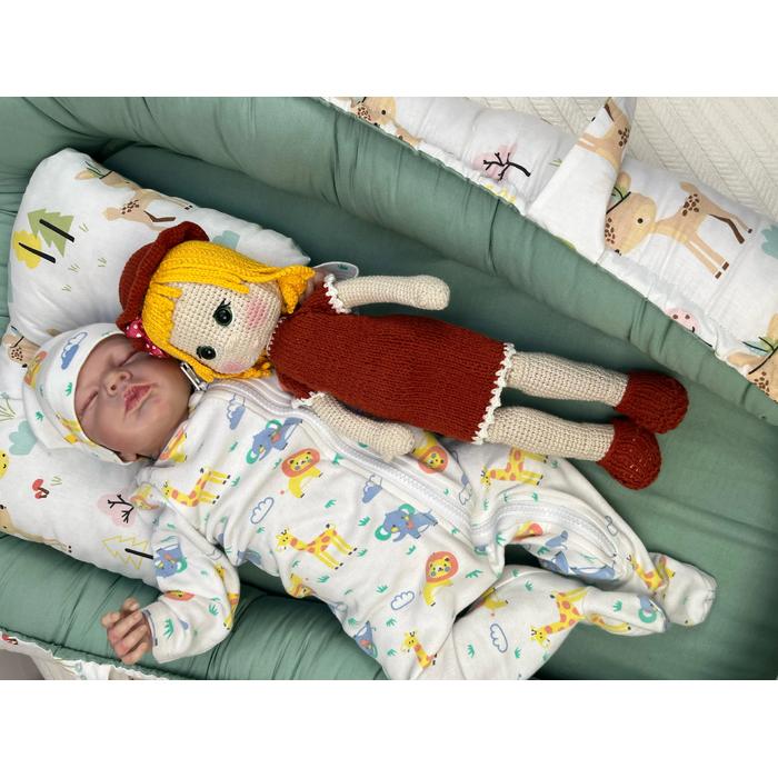 Amigurumi oyuncak turuncu elbiseli kız 