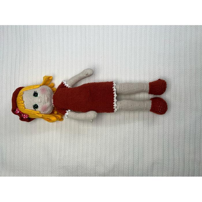 Amigurumi oyuncak turuncu elbiseli kız 