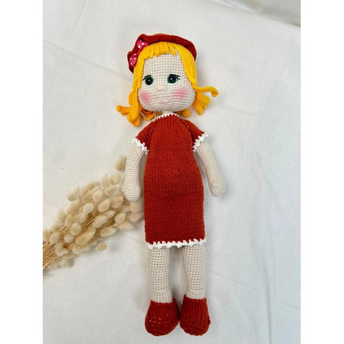 Amigurumi oyuncak turuncu elbiseli kız 