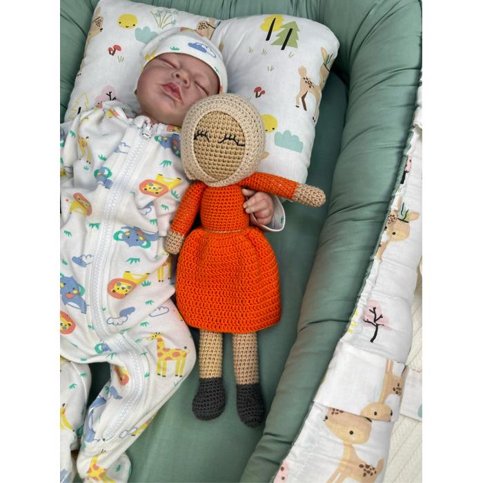 Amigurumi oyuncak turuncu elbiseli tesettürlü bebek