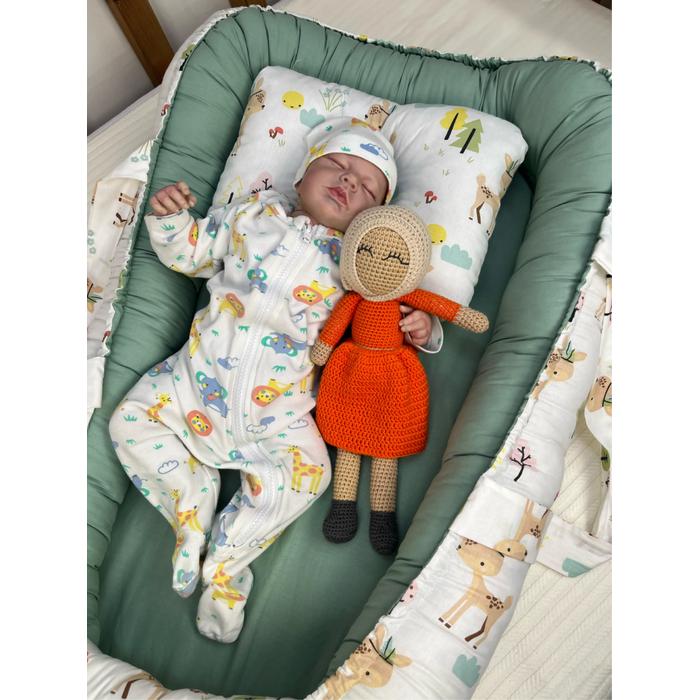 Amigurumi oyuncak turuncu elbiseli tesettürlü bebek