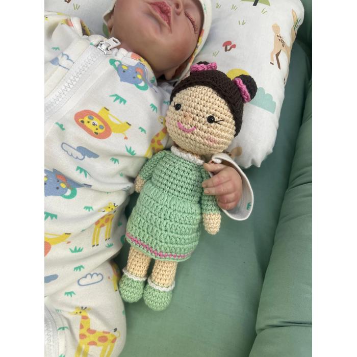 Amigurumi oyuncak yeşil elbiseli kız 