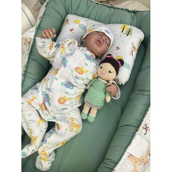 Amigurumi oyuncak yeşil elbiseli kız 