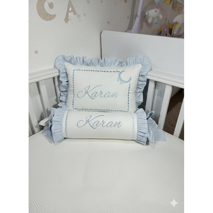 İsim işlemeli fırfırlı dikdörtgen ve şeker yastık 7