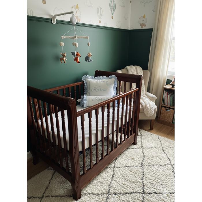 İsim işlemeli fırfırlı dikdörtgen ve şeker yastık 7