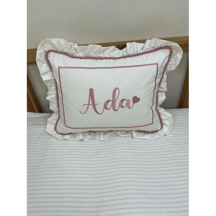İsim işlemeli fitilli Fırfırlı pikolu yastık 3