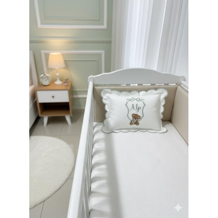 İsim ve desen işlemeli dalgalı pikolu yastık 