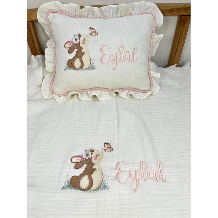 İsim ve desen işlemeli fırfırlı 4 kat müslin battaniye ve yastık