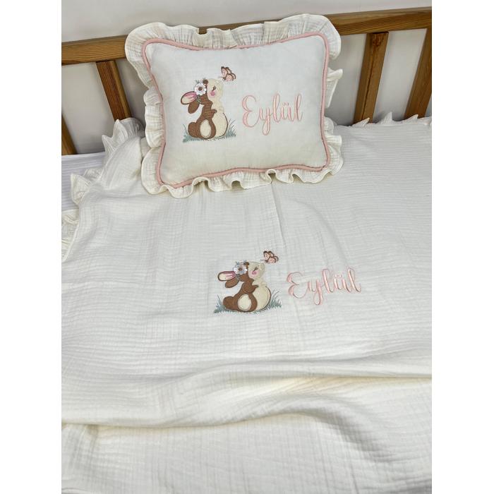 İsim ve desen işlemeli fırfırlı 4 kat müslin battaniye ve yastık