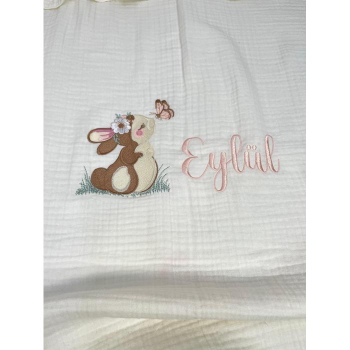 İsim ve desen işlemeli fırfırlı 4 kat müslin battaniye ve yastık