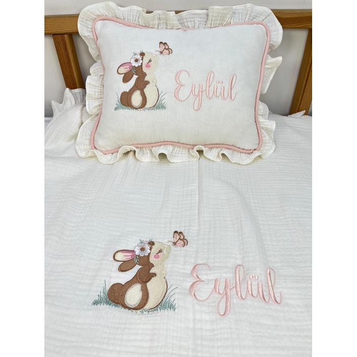 İsim ve desen işlemeli fırfırlı 4 kat müslin battaniye ve yastık